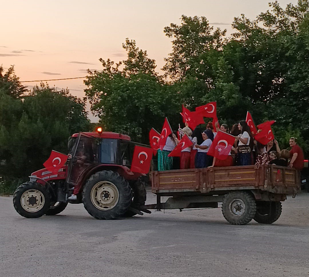 Edirne merkeze bağlı Orhaniye köyünde kadınlar, yaz mevsiminin gelişini sıra dışı ve renkli bir etkinlikle kutladı. 
